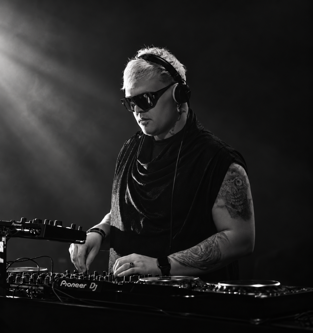 VHANS mezclando en una cabina de DJ, fotografía en blanco y negro