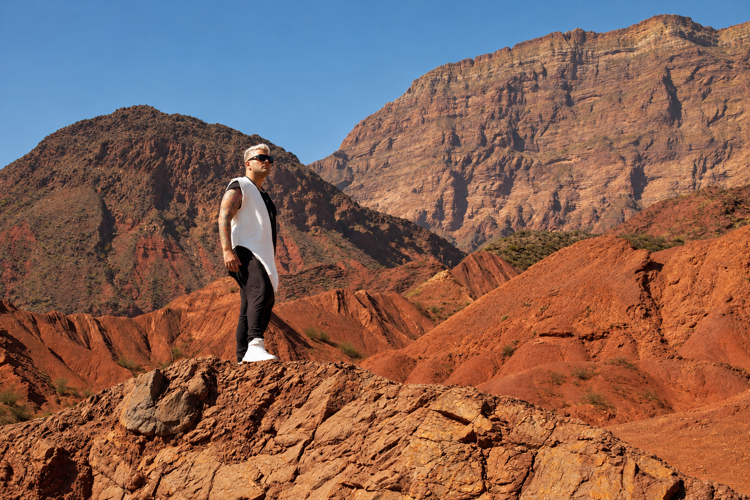 VHANS entre montañas de tonos rojizos en Salta